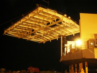 roof-being-lifted-into-position4